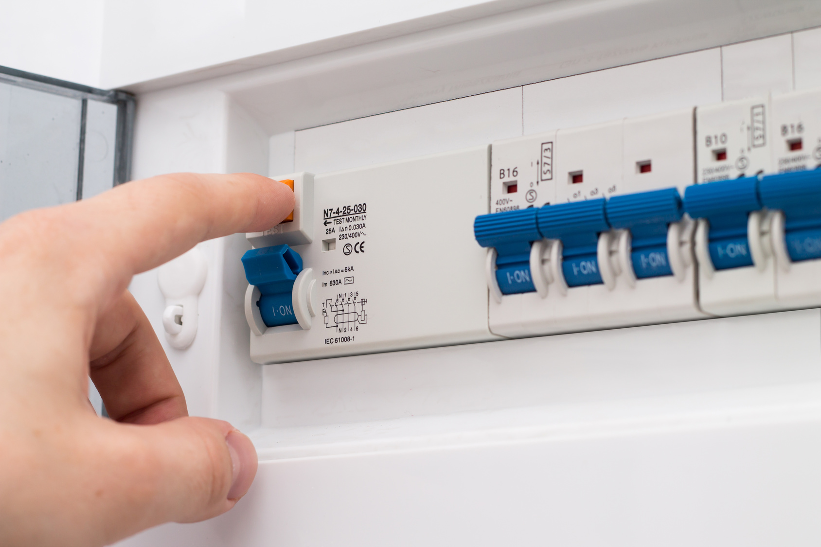 Quand Doit On Mettre Des Disjoncteurs Sur Un Schema Electrique Installer un disjoncteur : la méthode étape par étape