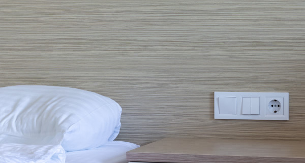 Conseils pour placer une prise électrique dans une chambre ?