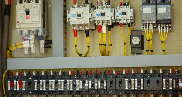 Comment réaliser un tableau de répartition électrique ?